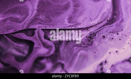 Schimmer Acryl Tropf. Metallic-Tinte. Defokussierte Neon lila schwarze Farbe glänzende Ölfarbe Fluss nasse Luftblasen Textur abstrakte Kunst Hintergrund. Stockfoto