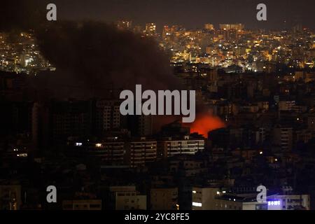 Beirut, Libanon. Oktober 2024. Der Rauch steigt aus den Gebieten, die am 21. Oktober 2024 von einem israelischen Luftangriff in den südlichen Vororten von Beirut betroffen waren. Libanesische Staatsmedien berichteten über israelische Streiks auf die Bastion Süd-Beirut der Hisbollah, darunter zum ersten Mal im Bezirk Ouzai am 21. Oktober 2024, kurz nachdem die israelische Armee die Bewohner mehrerer Distrikte zur Evakuierung gewarnt hatte. Foto: Marc Fayad/ABACAPRESS. COM Credit: Abaca Press/Alamy Live News Stockfoto