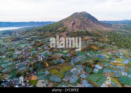 Blick auf den Morgensonnenaufgang auf Mt. Batur in Kintamani, Bali, Indonesien Stockfoto