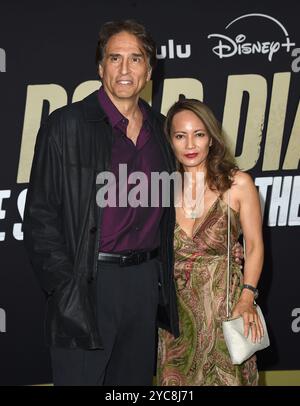 Los Angeles, USA. Oktober 2024. Vincent Spano und Mary Anne Reyes kommen zu „Road Diary: Bruce Springsteen & The E Street Band“ Los Angeles Premiere, die am 21. Oktober 2024 in der Academy of Motion Pictures Museum in Los Angeles stattfand © Majil/ Credit: AFF/Alamy Live News Stockfoto