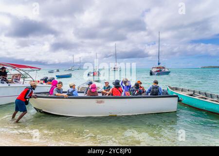 Ile Aux Cerfs, Mauritius - 8. September 2024: Touristen werden bei einer Bootsfahrt gesehen, die die malerische Aussicht auf die Insel genießen. Mehrere Boote und Yachten Stockfoto