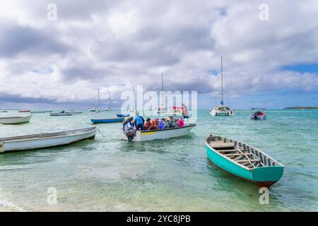 Ile Aux Cerfs, Mauritius - 8. September 2024: Touristen werden bei einer Bootsfahrt gesehen, die die malerische Aussicht auf die Insel genießen. Mehrere Boote und Yachten Stockfoto