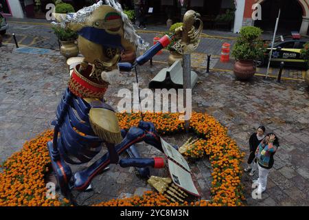 Atlixco, Pueblo, Mexiko. Oktober 2024. Eine monumentale catrina aus Pappe ist während der Ausstellung der vierten Ausgabe der monumentalen Catrinas von Atlixco im Bundesstaat Puebla zu sehen, die vom 11. Oktober bis 10. November dieses Jahres mit dem Thema der historischen Figuren Mexikos im Rahmen der Dia de Muertos-Feiern besucht werden kann. Am 21. Oktober 2024 in Atlixco, Mexiko. (Kreditbild: © Carlos Santiago/eyepix via ZUMA Press Wire) NUR REDAKTIONELLE VERWENDUNG! Nicht für kommerzielle ZWECKE! Quelle: ZUMA Press, Inc./Alamy Live News Stockfoto