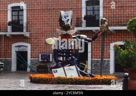 Atlixco, Pueblo, Mexiko. Oktober 2024. Eine monumentale catrina aus Pappe ist während der Ausstellung der vierten Ausgabe der monumentalen Catrinas von Atlixco im Bundesstaat Puebla zu sehen, die vom 11. Oktober bis 10. November dieses Jahres mit dem Thema der historischen Figuren Mexikos im Rahmen der Dia de Muertos-Feiern besucht werden kann. Am 21. Oktober 2024 in Atlixco, Mexiko. (Kreditbild: © Carlos Santiago/eyepix via ZUMA Press Wire) NUR REDAKTIONELLE VERWENDUNG! Nicht für kommerzielle ZWECKE! Quelle: ZUMA Press, Inc./Alamy Live News Stockfoto