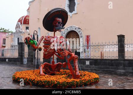 Atlixco, Pueblo, Mexiko. Oktober 2024. Eine monumentale catrina aus Pappe ist während der Ausstellung der vierten Ausgabe der monumentalen Catrinas von Atlixco im Bundesstaat Puebla zu sehen, die vom 11. Oktober bis 10. November dieses Jahres mit dem Thema der historischen Figuren Mexikos im Rahmen der Dia de Muertos-Feiern besucht werden kann. Am 21. Oktober 2024 in Atlixco, Mexiko. (Kreditbild: © Carlos Santiago/eyepix via ZUMA Press Wire) NUR REDAKTIONELLE VERWENDUNG! Nicht für kommerzielle ZWECKE! Quelle: ZUMA Press, Inc./Alamy Live News Stockfoto