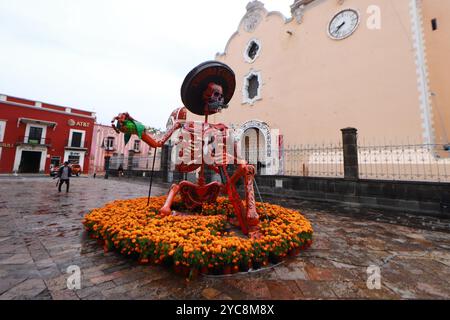 Atlixco, Pueblo, Mexiko. Oktober 2024. Eine monumentale catrina aus Pappe ist während der Ausstellung der vierten Ausgabe der monumentalen Catrinas von Atlixco im Bundesstaat Puebla zu sehen, die vom 11. Oktober bis 10. November dieses Jahres mit dem Thema der historischen Figuren Mexikos im Rahmen der Dia de Muertos-Feiern besucht werden kann. Am 21. Oktober 2024 in Atlixco, Mexiko. (Kreditbild: © Carlos Santiago/eyepix via ZUMA Press Wire) NUR REDAKTIONELLE VERWENDUNG! Nicht für kommerzielle ZWECKE! Quelle: ZUMA Press, Inc./Alamy Live News Stockfoto