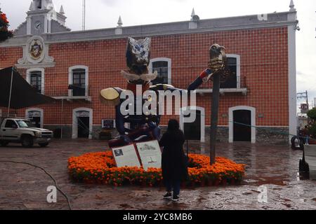 Atlixco, Pueblo, Mexiko. Oktober 2024. Eine monumentale catrina aus Pappe ist während der Ausstellung der vierten Ausgabe der monumentalen Catrinas von Atlixco im Bundesstaat Puebla zu sehen, die vom 11. Oktober bis 10. November dieses Jahres mit dem Thema der historischen Figuren Mexikos im Rahmen der Dia de Muertos-Feiern besucht werden kann. Am 21. Oktober 2024 in Atlixco, Mexiko. (Kreditbild: © Carlos Santiago/eyepix via ZUMA Press Wire) NUR REDAKTIONELLE VERWENDUNG! Nicht für kommerzielle ZWECKE! Quelle: ZUMA Press, Inc./Alamy Live News Stockfoto