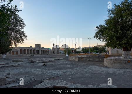 Dieser Panoramablick auf Buchara, Usbekistan, fängt das reiche historische und architektonische Erbe der Stadt ein. Stockfoto