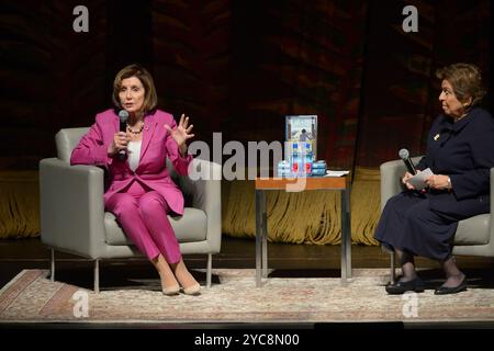 Miami, FL, USA. Oktober 2024. Die ehemalige Sprecherin des Repräsentantenhauses der Vereinigten Staaten, Nancy Pelosi, spricht im Gespräch mit der ehemaligen Repräsentantin Donna Shalala über „The Art of Power: My Story as America's First Woman Speaker of the House“, präsentiert die Books & Books Literary Foundation in Partnerschaft mit dem Adrienne Arsht Center und der Miami Book Fair im Adrienne Arsht Center, Ziff Ballet Opera House am 21. Oktober 2024 in Miami, Florida. Quelle: Mpi10/Media Punch/Alamy Live News Stockfoto