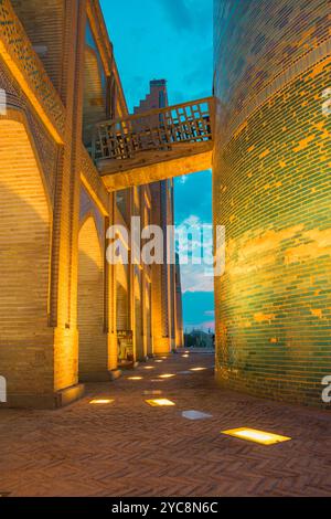 Dieser atemberaubende Blick bei Nacht auf Chiwa, Usbekistan, fängt den Zauber der antiken Stadt entlang der historischen Seidenstraße ein. Die Architektur der Stadt Stockfoto