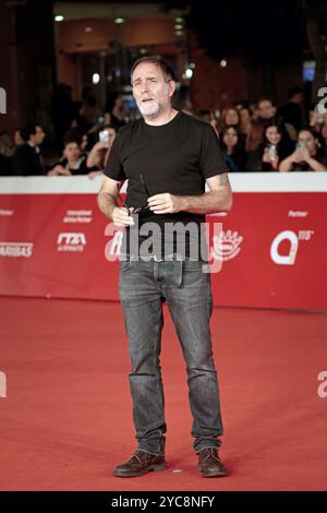 Rom, Italien. Oktober 2024. Valerio Mastandrea nimmt während des 19. Rom Film Festivals im Auditorium Parco Della Musica auf dem roten Teppich „Italo Calvino Nelle CittÃ“ Teil. (Kreditbild: © Gennaro Leonardi/Pacific Press via ZUMA Press Wire) NUR REDAKTIONELLE VERWENDUNG! Nicht für kommerzielle ZWECKE! Stockfoto