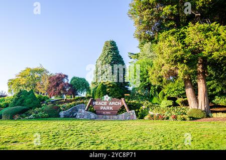 Der Peace Arch Park in Surrey, BC, Kanada ist ein internationaler Park in der Nähe des Grenzübergangs zwischen Kanada und den USA. Stockfoto