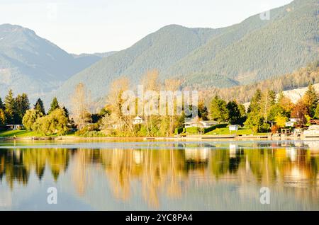 Blick auf Draper Creek und Hatzic Island im Hatzic Lake vom Neilson Regional Park, Mission, BC, Kanada Stockfoto