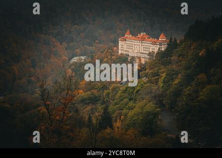 Postkartenblick auf das legendäre Imperial Spa Hotel in Karlsbad, Tschechische Republik, idyllisch auf einem Hügel mit Blick auf den riesigen böhmischen Wald Stockfoto