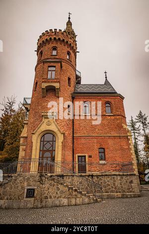 Wunderschöner Blick auf Goethes Aussichtsturm (Goethova Vyhlídka) in den Wäldern in der Nähe von Karlsbad, Tschechien Stockfoto