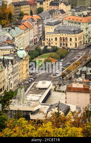 Wunderschöner Blick auf das Stadtzentrum von Karlsbad, Tschechische Republik, mit seinen atemberaubenden Kurhäusern aus dem 19. Jahrhundert in malerischen Herbstfarben Stockfoto