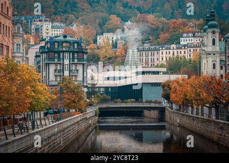 Wunderschöner Postkartenblick auf das Zentrum von Karlsbad, Tschechien, mit seinen atemberaubenden Kurhäusern aus dem 19. Jahrhundert in malerischen Herbstfarben Stockfoto