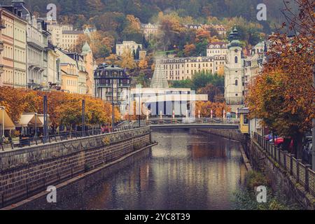 Wunderschöner Postkartenblick auf das Zentrum von Karlsbad, Tschechien, mit seinen atemberaubenden Kurhäusern aus dem 19. Jahrhundert in malerischen Herbstfarben Stockfoto