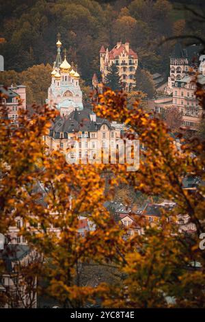 Wunderschöner Blick auf die orthodoxe Kirche St. Peter und Paul in Karlsbad, Tschechien, umgeben von Laubwäldern in atemberaubenden Herbstfarben Stockfoto