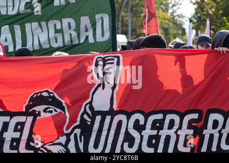 Linke Gruppen protestieren in Berlin-Prenzlauer Berg unter dem Motto Immnoch kein Kiez für Nazis gegen die Aktivitäten der rechtsextremen Kleinpartei der 3. Weg im Berliner Bezirk Pankow. / Linksgruppen protestieren in Berlin-Prenzlauer Berg unter dem Motto Immnoch kein Kiez für Nazis gegen die Aktivitäten der kleinen rechtsextremen Partei der 3. Weg im Berliner Stadtteil Pankow. Demonstration gegen Neonazis in Berlin *** Linke Gruppen protestieren in Berlin Prenzlauer Berg unter dem Motto Immnoch kein Kiez für Nazis gegen die Aktivitäten der kleinen rechtsextremen Partei der Stockfoto