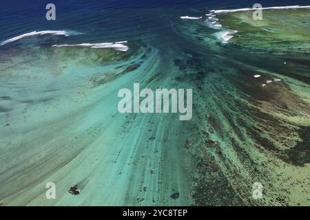 Unterwasser-Wasserfall, optische Illusion, Naturphänomen, Luftaufnahme, Riff, Korallenriff, Fransenriff, Le Morne Brabant, Südküste, Indischer Ozean Stockfoto