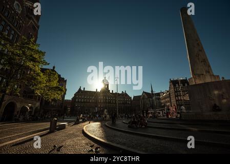 Dam Square und das Nationaldenkmal in der Golden Hour - Amsterdam, Niederlande Stockfoto