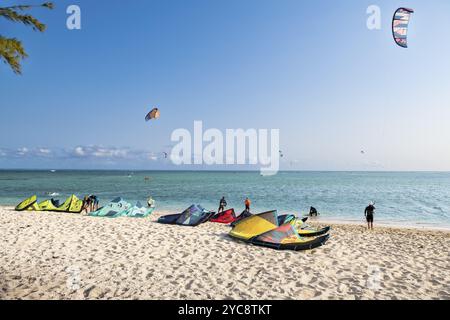 Kitesurfer, Le Morne Kitesurf Spot, Le Morne Brabant, Südküste, Indischer Ozean, Insel, Mauritius, Afrika Stockfoto