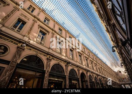 Inneres der Galeries Royales Saint-Hubert mit Glasdach - Brüssel, Belgien Stockfoto