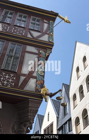 Eckdetail eines farbenfrohen Fachwerkhauses, Haus der Goldenen Libra, in der neuen historischen Altstadt von Frankfurt am Main, Deutschland, Europa Stockfoto