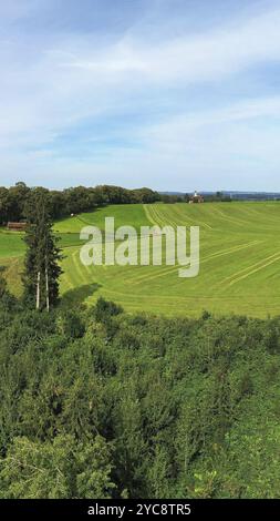 Luftaufnahme der Lindenallee in Marktoberdorf mit Blick auf das historische Schloss. Marktoberdorf, Ostallgaeu, Schwaben, Bayern, Deutschland, Europa Stockfoto