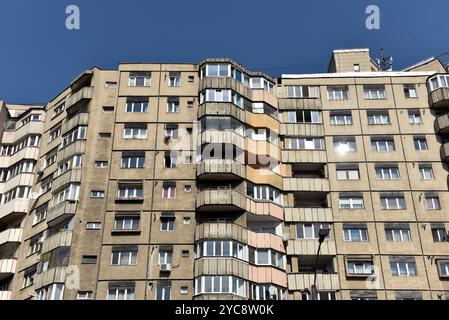 Abgenutztes Appartementgebäude aus der kommunistischen Ära. Traditionelles kommunistisches Wohnensemble Stockfoto