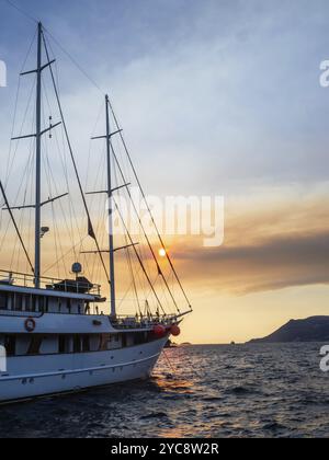 Abendliche Atmosphäre vor Sonnenuntergang, Segelyacht, Hafen von Korcula, Insel Korcula, Dalmatien, Kroatien, Europa Stockfoto