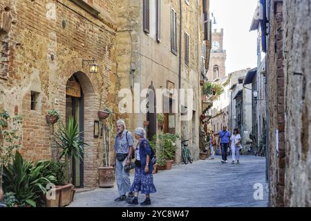 Paare genießen einen Nachmittagsspaziergang auf dem Corso il Rosselino in Pienza, Toskana, Italien, 3. Oktober 2011, Europa Stockfoto