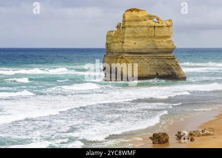 Ein umwerfender Kalkstein am Strand Gibson Steps entlang der Great Ocean Road in der Nähe der Twelve Apostles, Port Campbell, Victoria, Australi Stockfoto