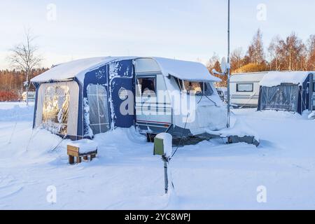 Schneereiche Winter Camping mit Anhänger Stockfoto