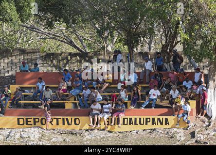 Zuschauer eines Baseballspiels auf der Piste, Yucatan, Mexiko, Mittelamerika Stockfoto