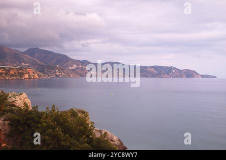 Farbenfroher Blick in die Dämmerung vom Balcon de Europa in Nerja, Andalusien, Spanien, Europa Stockfoto