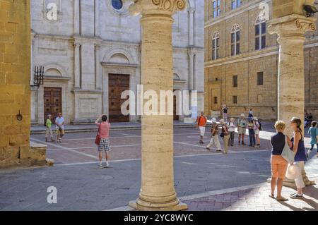 Touristen bewundern und fotografieren die Kathedrale auf der Piazza di Duomo, Pienza, Toskana, Italien, 3. Oktober 2011, Europa Stockfoto