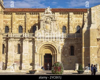 Die Basilika San Isidoro auf dem gleichnamigen Platz befindet sich an der Stelle eines antiken römischen Tempels, Leon, Kastilien und Leon, Spanien, Europa Stockfoto