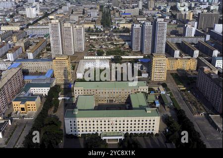 08.08.2012, Pjöngjang, Nordkorea, Asien, Blick vom Juche Tower auf ein nordkoreanisches Büro- und Verwaltungsgebäude im Zentrum von Pjöngjang. T Stockfoto