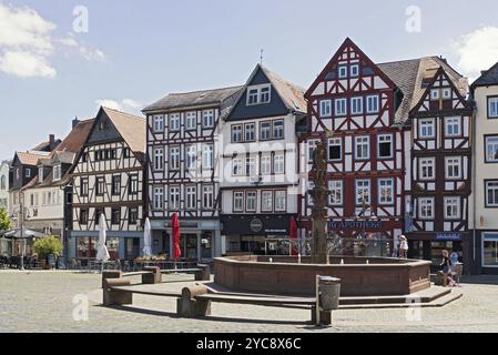 Menschen auf dem Marktplatz in der Altstadt von butzbach Stockfoto