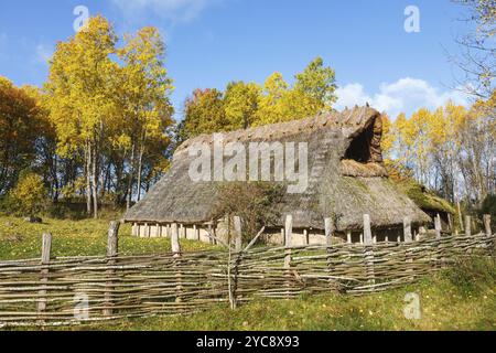 Langhaus auf einer Wiese mit Herbstfarben in der Landschaft Stockfoto