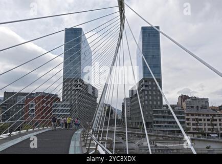 Blick über die Fußgängerbrücke Zubizuri Brücke der Doppeltürme isozaki Atea in bilbao, spanien Stockfoto