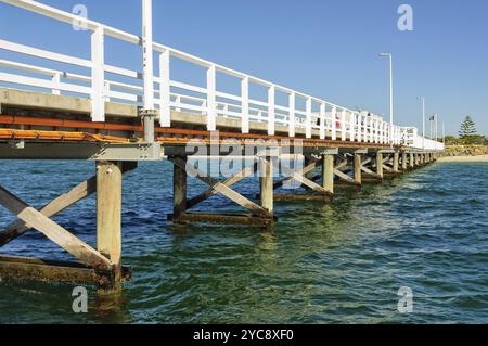 Das Erbe aufgeführt 1.8 Kilometer lange Busselton Jetty über der Waters of Geographe Bay ist der längste Holzsteg in Die südliche Hemisphäre Stockfoto