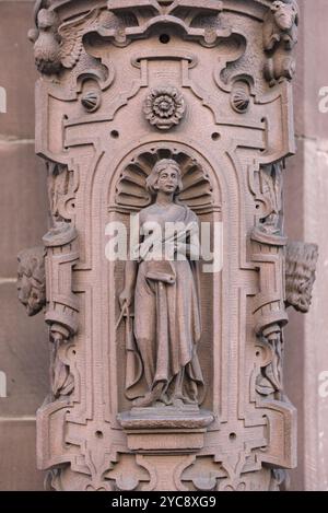 Sandsteinskulptur an der Außenfassade des rathauses römer frankfurt am Main deutschland Stockfoto