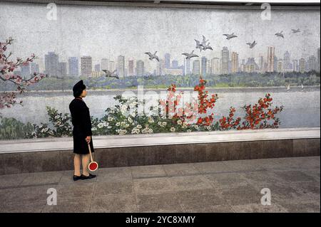 09.08.2012, Pjöngjang, Nordkorea, Asien, vor einer riesigen Mosaikwand an einer U-Bahnstation in Pjöngjang steht Ein Bahnsteiger. Die Platine Stockfoto