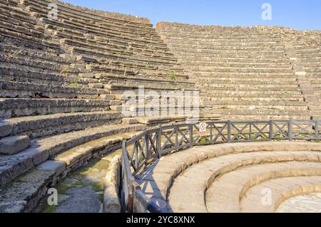 Steintreppen im kleinen Theater (Teatro Piccolo) von Pompeji - Kampanien, Italien, Europa Stockfoto