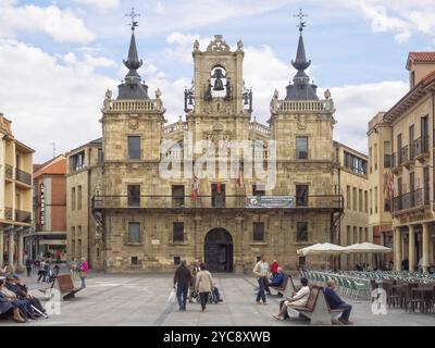 Menschen auf dem Hauptplatz (Plaza Mayor) vor der Barockfassade des Rathauses aus dem 17. Jahrhundert, Astorga, Kastilien und Leon, Spanien, Europa Stockfoto