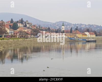 Szentendre ist eine hübsche Stadt am Fluss direkt an der Donau nördlich von Budapest, Szentendre, Ungarn, Europa Stockfoto