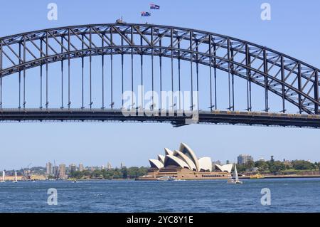 Die berühmte Harbour Bridge und das Opernhaus von der Fähre aus, Sydney, NSW, Australien, Ozeanien Stockfoto